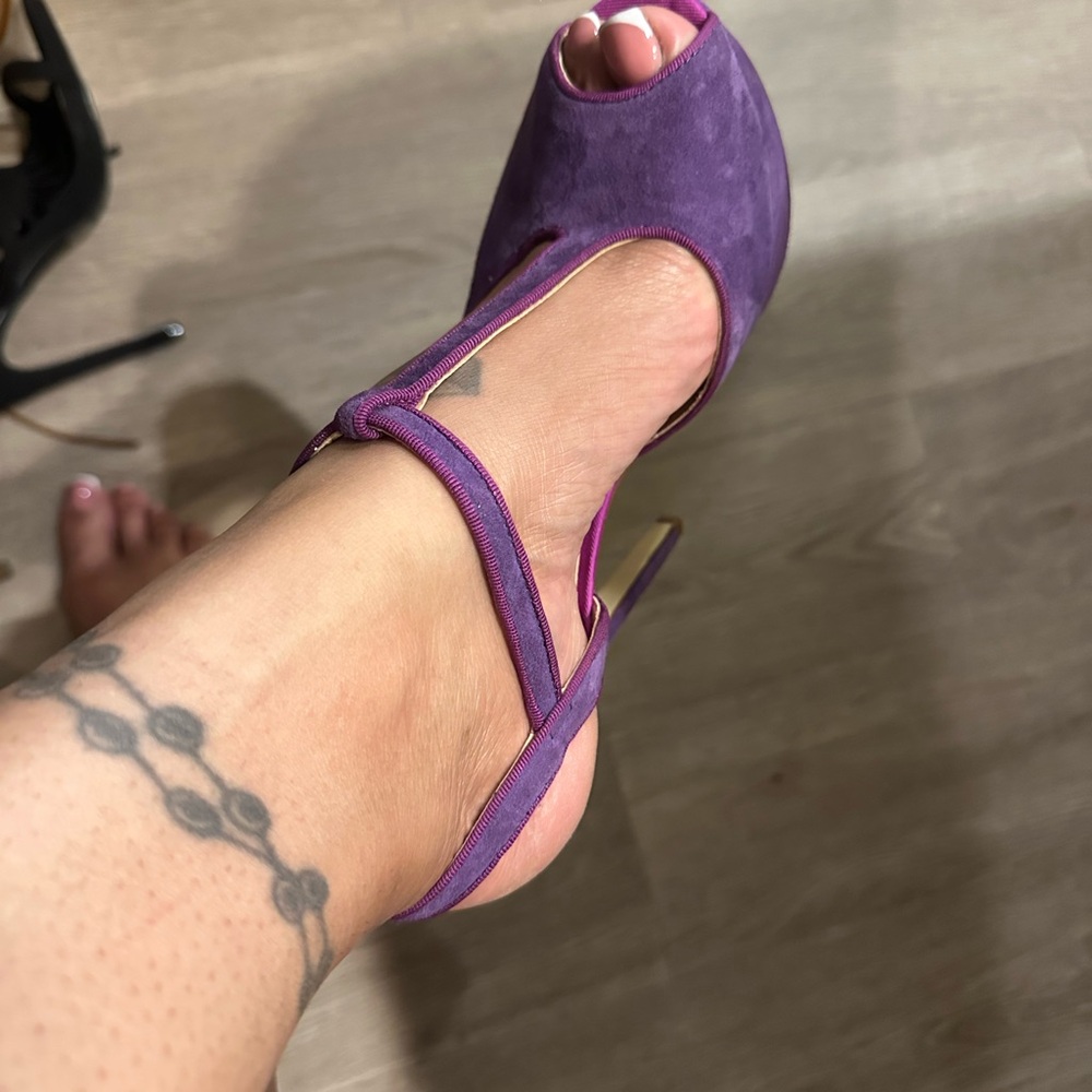 Heels - Picture 3 of 3